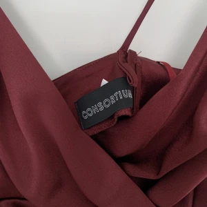 Balklänning  - Säljer min gamla balklänning 💕storlek 38 och är lite kort för mig som är 175 då den slutar lite ovanför anklarna  Köparen står för frakten✨