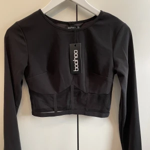 Topp - Topp med mesh under bröstet, storlek 34 