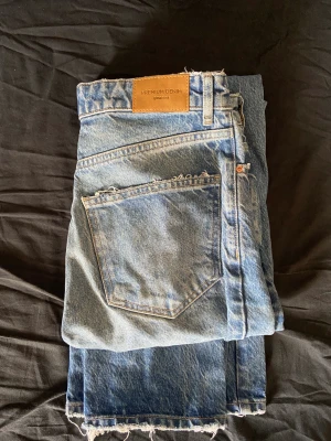 Jeans  - Två st baggy jeans, ett par mörkare utan hål och ett par ljusare med hål. Båda har en oversized passform och passar bra för längre personer (är själv 180) köp styckvis eller båda! Pris diskuteras och skriv för fler bilder! 