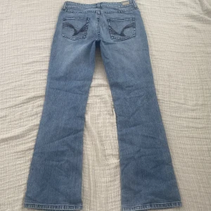 Lågmidjade jeans  - sjukt härliga lågmidjade bootcut  jeans med detaljer på bakfickorna !  Lite förkorta på mig som är 170cm 
