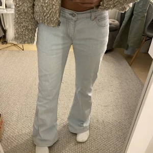 Lågmidjade Levis jeans - Säljer dessa sjukt snygga lågmidjade utsvängda Levis jeans💞 så fin färg till sommaren. Midjemått 38cm rakt över, innerbenslängden 75cm