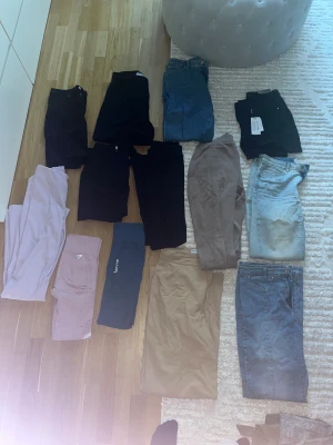 Klädrensning  - Detta är bara en del. Finns 7 fulla påsar med kläder. Varje plagg 20kr styck.   Jag skickar inte paket, man får komma hit och de det man vill