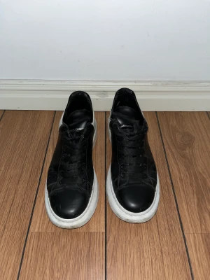 Alexander mcqueen  - Säljer dessa i storlek 41, nedskrapade i bak på båda