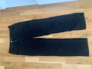 Svarta byxor - Storlek: 38, köpta från bikbok