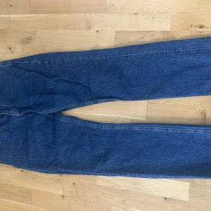 Lågmidjade byxor  - Storlek: midja 28 och längd 32, köpta från bikbok 