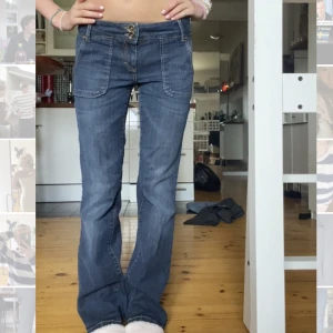 Lågmidjade jeans - De perfekta lågmidjade jeansen i storlek 28/32 (jag är 170cm lång för referens, bär S/36) 78cm midja och 82 cm innersöm