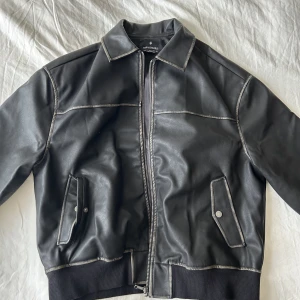 Skinnjacka  - Skitfin helt oanvänd skinnjacka (inte äkta skinn). Strl M. Buda i privat meddelande till mig eller köp direkt för 400kr