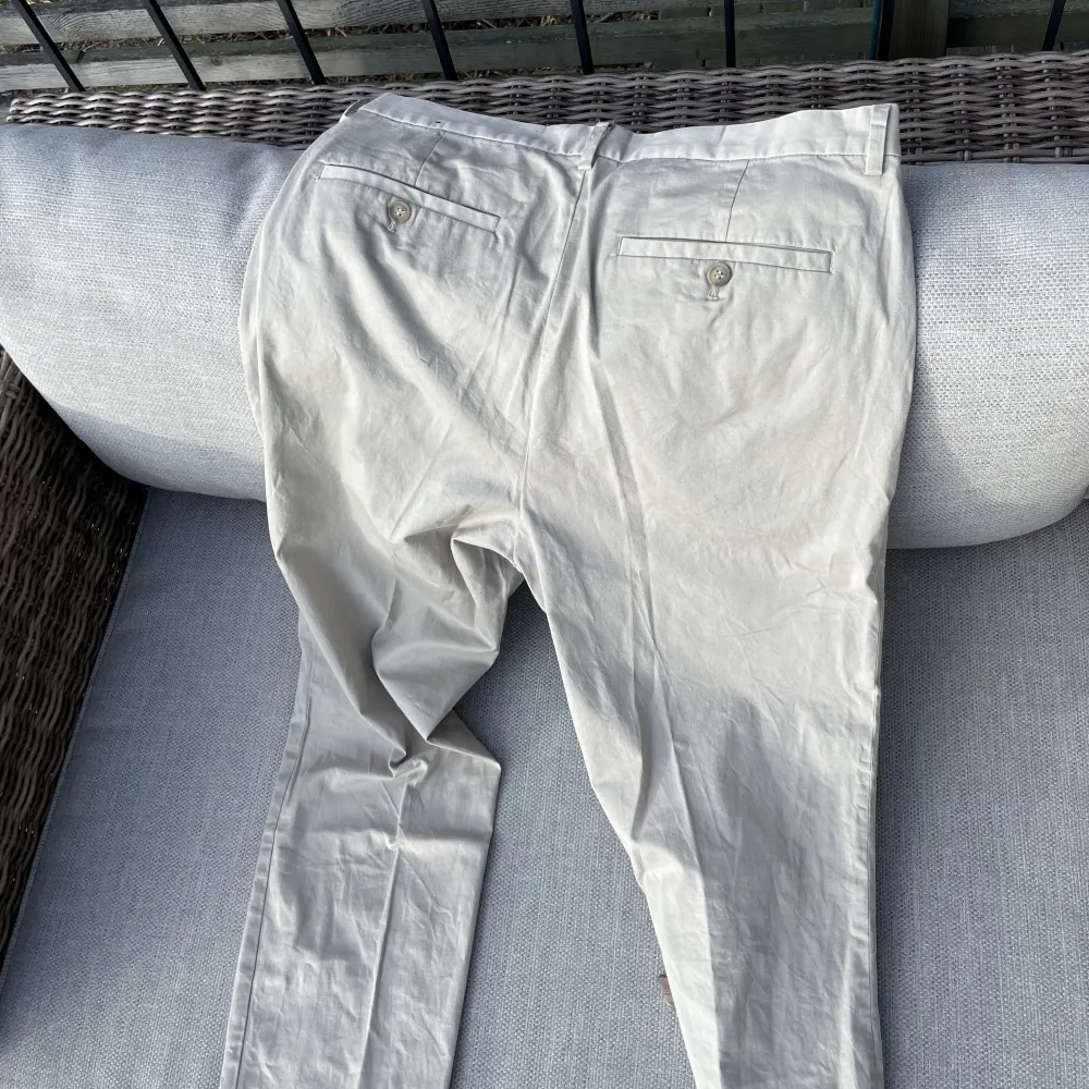 Beiga chinos från H&M i storlek EUR 32 Säljes i befintligt skick. Jeans & Byxor.