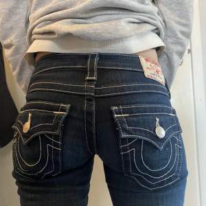 Skitsnygga lågmidjade true religion jeans i modellen Billy! Dessa är för små för mig men min kompis som har de på bilden är 158cm. Innerbenslängden är 89cm och midjemåttet är 75cm. Skriv vid frågor eller om du vill ha fler bilder🫶Jag kan diskutera pris 🤙