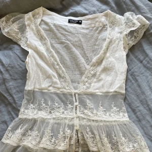 Spets topp - Jätte gulligt spetstopp som säljs eftersom den är för stor! Köpt här på Plick, har en liten fläck längst ner (se sista bilden) men den syns knappt! Skriv för fler bilder!