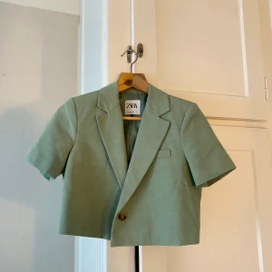 cropped blazer💚 - Kort grön kavaj i storlek S som tyvärr är för liten för mig.