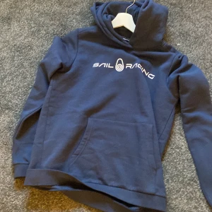 sail racing hoddie - Jätte fin sail racing hoddie, aldrig använd. säljer pga fel köp. jag har s och den passar bra men skulle nog passa xs och kanske m🩷 