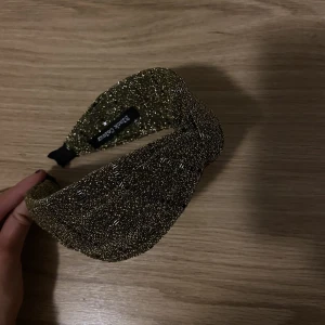 Diadem från black colour - Diadem från black colour, ordinarie pris är 99 kr, jag säljer för 65 kr och den är helt oanvänd🫶🏼