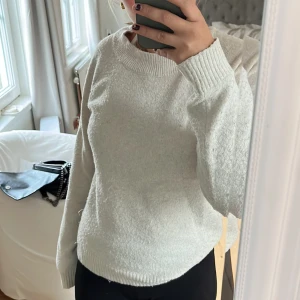 Vit stickad tröja - Säljer min jättesköna vita stickade tröja! Lite nopprig men inget som märks! Storlek S men skulle säga att den passar både xs och m!💕 170kr + frakt!
