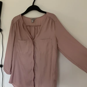 Rosa blus💕 - En rosa blus från hm som inte passar mig längre. I fint skick💕