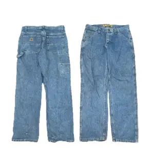Baggy lee jeans. Vintige med en blå färg, det har fickor på sidorna med  coola bakfickor. 47 ytterbeslängd - ca 100cm.