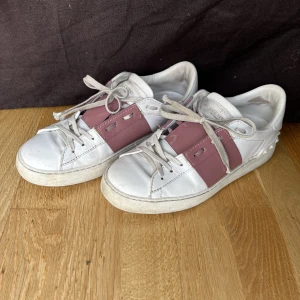 Valentino skor  - Helt ok skick, köpta för några år sen. Köparen står för frakten 🥰✨