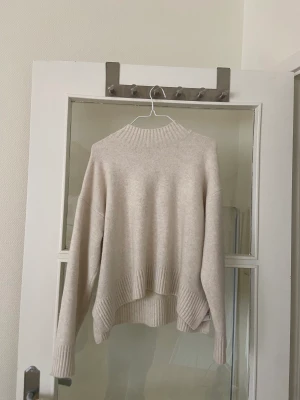 Vit stickad tröja  - Trendig vit stickad tröja från Uniqlo som dessutom är riktigt varm och mysig. Passar XS-S