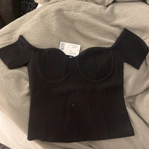 Glittrig topp - Säljer denna oanvända topp med prislappen kvar, frakt tillkommer ❤️