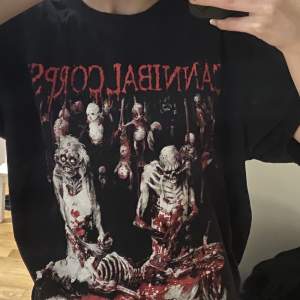 Cannibal corpse t-shirt, står storlek L men omsydd till storlek S,M, använd fåtal gånger men i bra skick