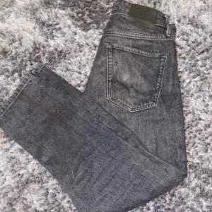 Jack & Jones jeans ”loose/chris”. Mycket bra skick, använt några få gånger.  Pris: 299