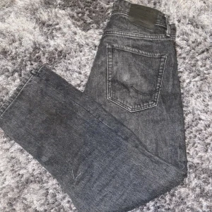 Jack & Jones Jeans - Jack & Jones jeans ”loose/chris”. Mycket bra skick, använt några få gånger.  Pris: 299