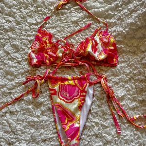 Bikini - Jättefin bikini. Överdelen är i strl M och underdelen strl M