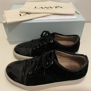 Lanvin skor - Säljer mina fina lanvin skor.  Storlek 9 eller 43/44. De är i 8/10 skick .Kvitto,box och duchebag finns. Har använd de från july tills nu men har tagit vr hand om dom