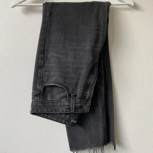 Svarta jeans - Svarta jeans från Only med tight passform och kort i längden. Har tyckt om dessa jeans mycket så de har använts och börjar bli slitna där bak.  Strl 27/34. Avklippt stil med fransar längst ner och vid fickorna.