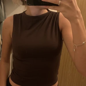 Fest topp - Så snygg topp från Nakd! Snygga detaljer vid halsen och urringningen. Storlek M men passar XS-M