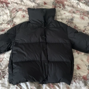 Vinterjacka - Super snygg vinterjacka från COS 🤩 Köpt för 2000kr och aldrig använd