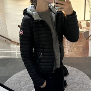 Colmar jacka  - Säljer min tunna dunjacka från Colmar!!  perfekt till höst o vår💕jackan är i mycket bra skick och är sparsamt använd💕Skriv för fler bilder 