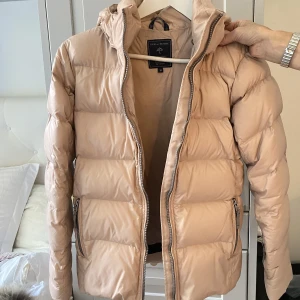 Vinter jacka  - En superfin jacka från Ver De Terre i storlek 14. Det är en barnjacka, men passar ändå på mig som är xs/s, möjligtvis lite tight om jag vill ha tjockare under. Den har inga defekter och pälsen är avtagbar, äkta päls.Köparen står för frakten, inga returer 