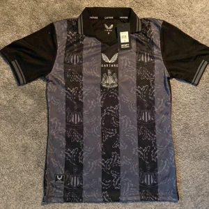 Newcastle fotbollströja - Newcastle United 130th Anniversary tröja. Helt ny aldrig använd.