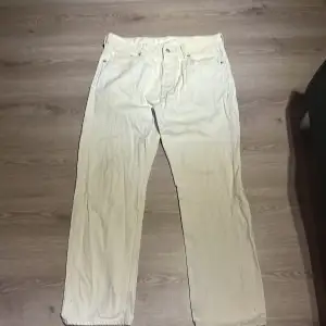 Vita weekdays jeans som inte blivit använda så mycket, dem är straigth legged och är riktigt snygga på. Inga fläckar eller defekter. 