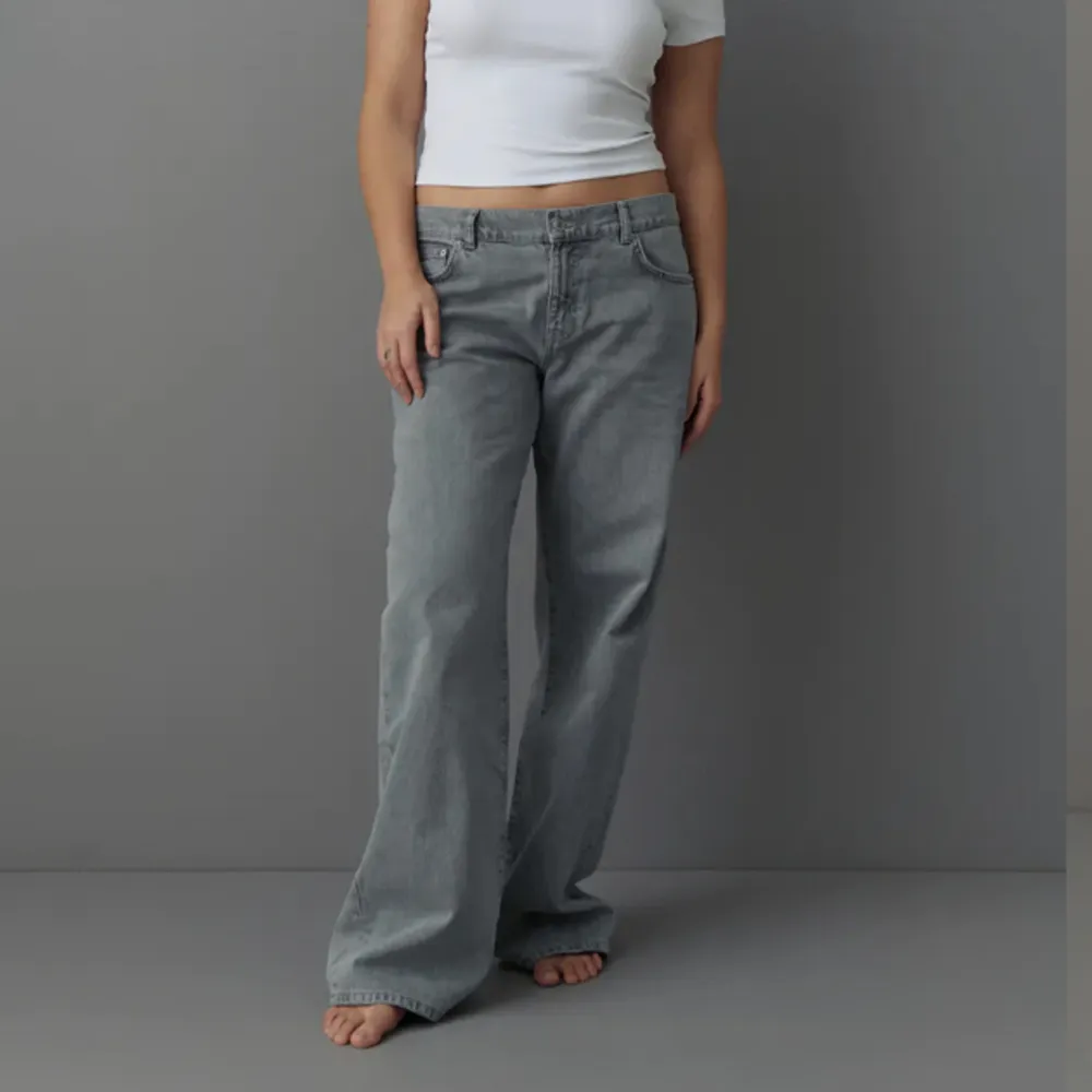 Säljer dessa low wide jeans från Ginatricot. Stolek 36 💗. Jeans & Byxor.
