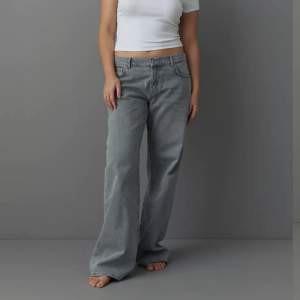 Säljer dessa low wide jeans från Ginatricot. Stolek 36 💗