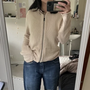 tröja - super fin zip hoodie som är vintage, köpte i en secondhandbutik i italien., knappt använd av mig och är i bra skick, passar perfekt nu till hösten o vintern 🥰