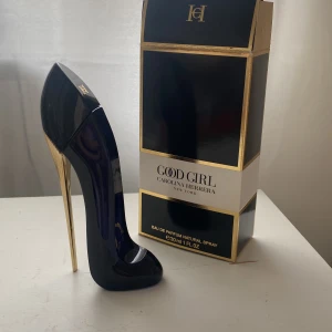 Parfym Carolina Herrera - Carlolina Herrera good girl original parfym 30 ml. Den är helt ny och aldrig använd. Svårt att visa på bilden för flaskan är så mörk men den är helt full. Inte min typ av parfym så därför säljer jag den. Nypris 577 men jag säljer den för 400.