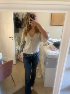 glittrig trekvartsärmad kofta - Så fin beige glittrig kofta med trekvartsärm! 🥰 Armarma är lite overzized som e så gulligt! 😍 Jag e 169cm. storlek S, märke ”stockholm”, inga defekter