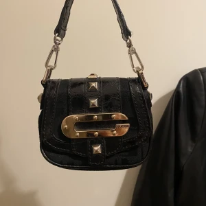 Äkta Guess miniväska  - Söt och trendig miniväska från Guess med nitar. Ca 11-12 cm bred. 💄 💕