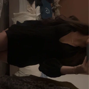 Svart blus - Säljer denna svarta blusen från aware då den inte kommer till användning. Köpt på Vero Moda för drygt en månad för 399kr. Hör av er vid frågor eller fler bilder💓