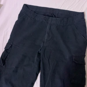 Svarta baggy jeans  - Vet inte ifall denna klassas som lågmidjande eftersom den är låg framme men lång i baksidan, har såna fickor i både sidorna, ni får skriva privat ifall ni vill ha bild på hur den sitter på kroppen 🩷
