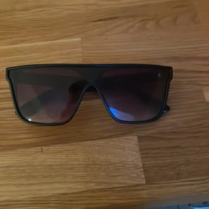 Armani solglasögon  - Tjena, säljer nu mina Armani solglajor då jag har ett par andra!  Priset går att diskutera  Vid frågar är det bara att skriva!!