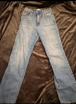 Fina abrand jeans som köpts för 1000kr  Tryck gärna på köp nu