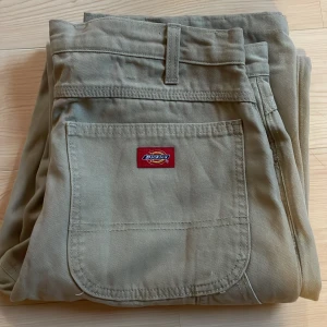 Vintage Dickies Byxor  - Riktigt feta vintage dickies carpenter byxor i en beige färg, inga flaws förutom lite slitage på låret och färg på ena benet, passar som 32/34 på mig, pm för fler bilder. Midjemått = 44cm. Längdmått = 104cm