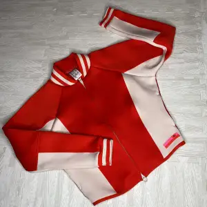 Röd neopren jacka från Adidas Stellasport i dam storlek xs 32-34. Med fickor. OBS!! Fläck på vänster arm