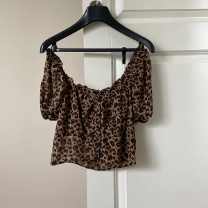 Leopardmönstrad topp - Säljer denna fina leopardmönstrade topp från NA-KD som inte säljs längre. Använd nån gång bara så den är som ny. Kort i modellen🤎