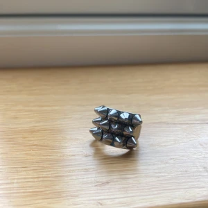 Edblads ring  - Ganska liten, sista bilden är i gemförelse med milk bronzer sick. Inga repor på ringen. (nyskick) 