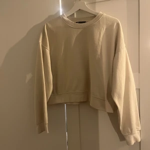 Vit sweatshirt  - Fin men lite nopprig vit sweatshirt från zara som är super skön🤍 kan fraktas men då står köparen för frakt!